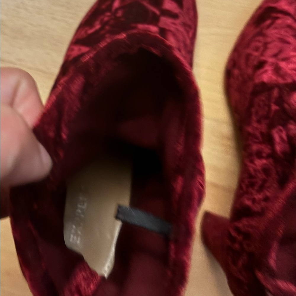 Faux Suede Taupe Block Heel 3” Booties Size 9 Burgundy Red GNO - Picture 5 of 8